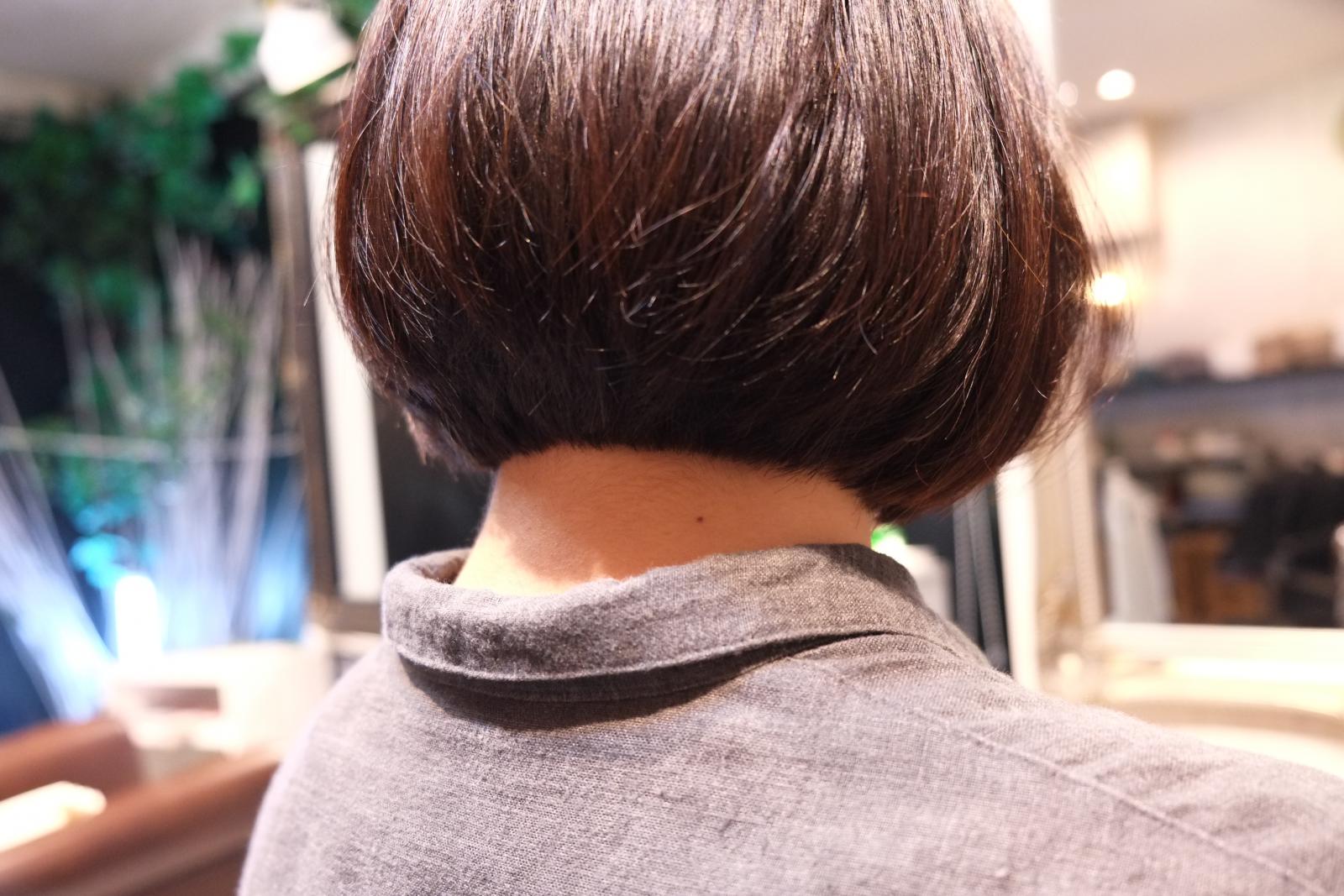 前髪との境目の毛ってどうしたらいいか解りませんよね？ 茅ヶ崎の美容室・美容院・ヘアーサロン izola（イゾラ） ハナヘナ・DOS
